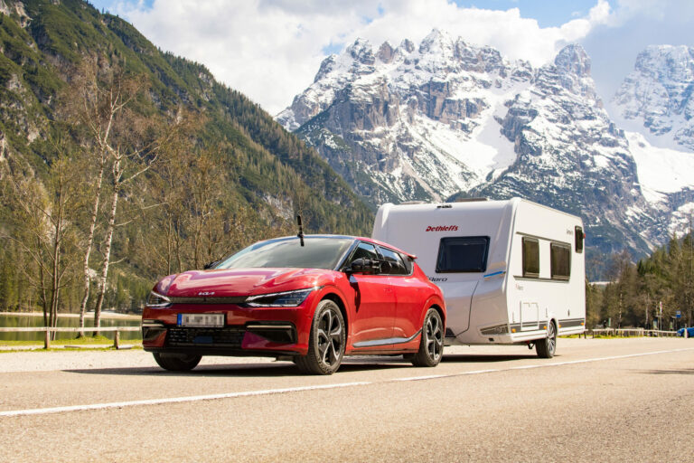 Mit Elektroauto und Wohnwagen in den Urlaub ADAC Testfahrt durch Österreich, Italien und Slowenien: Kia besticht mit guter Zugleistung Laden wird zum Abenteuer